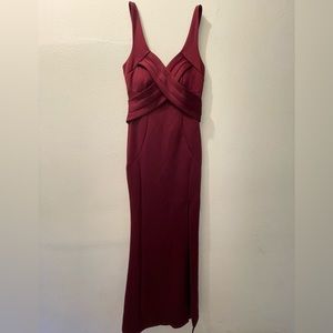 Fitting maroon dress with mid-thigh slit ♥️